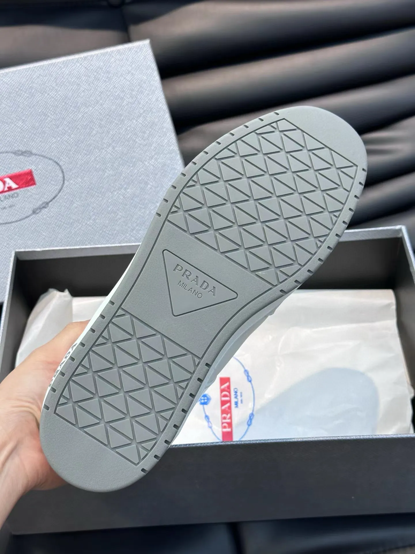 Factory price: 400💰Prada new men's leather sports shoes, the highest version on the market, any comparison is welcome🆚! The original leather has excellent texture and is super high-end! Fetal sheep net lining imported from Italy, removable pad! Luxurious materials and fine workmanship, highly recommended! Code number: 38-44, customized 45
